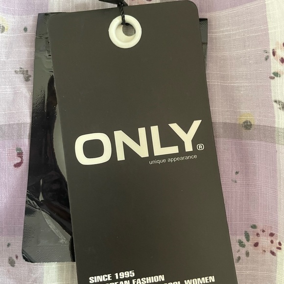 Only Women’s shirt size M runs like S - Picture 14 of 14